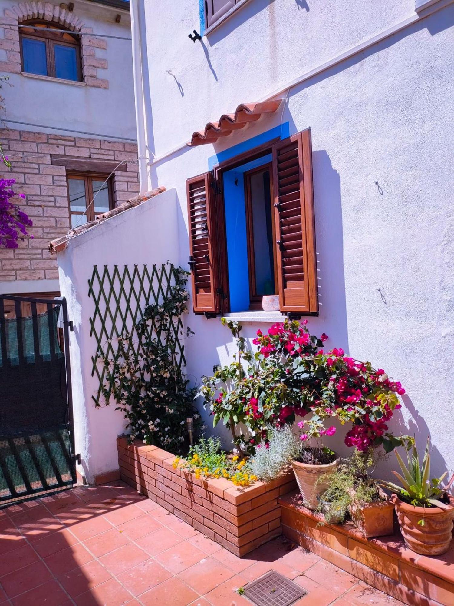 Torpè Nel Cortile Della Casa Di Carta, Due Singole Unita 빌라 외부 사진