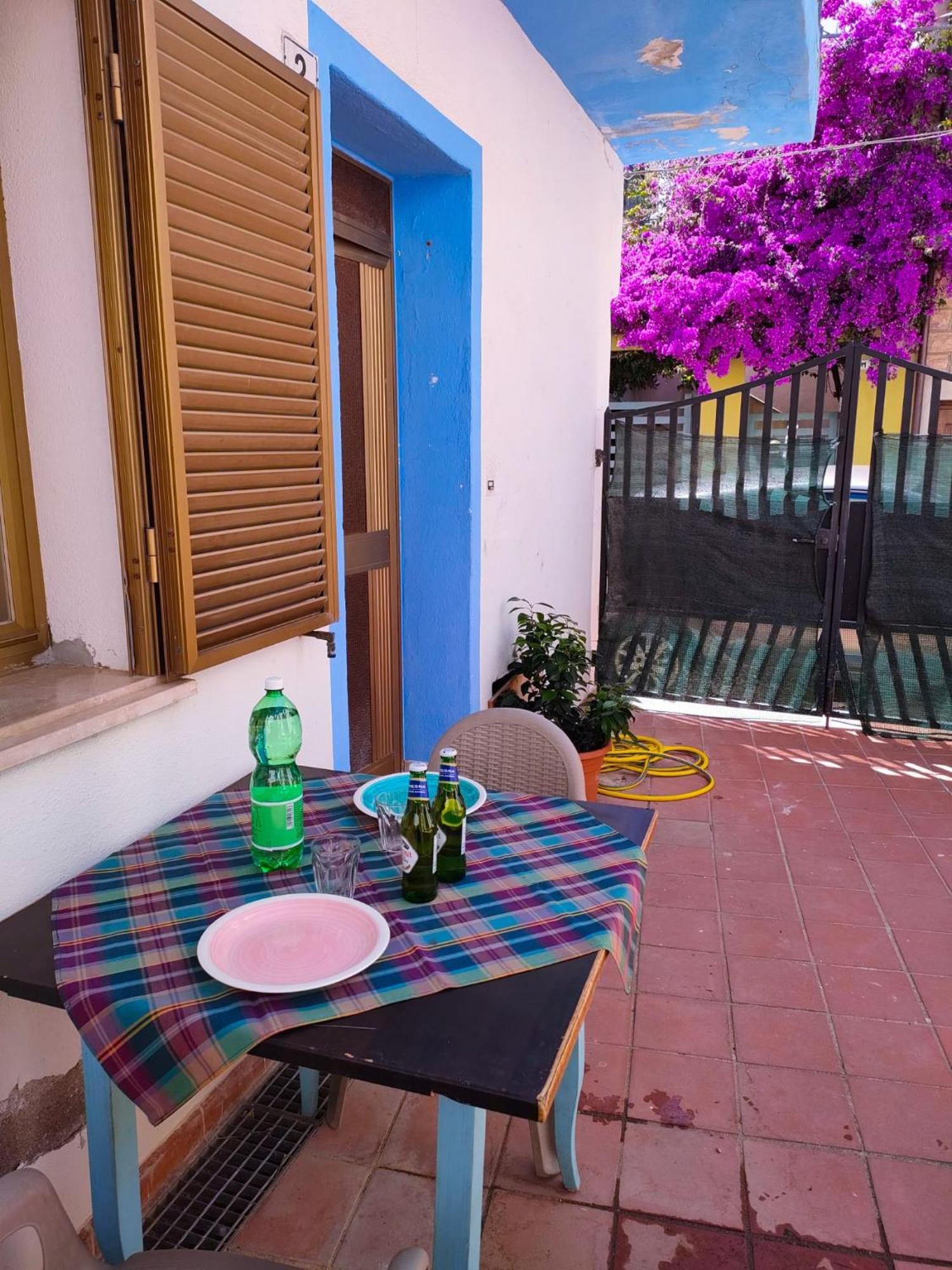 Torpè Nel Cortile Della Casa Di Carta, Due Singole Unita 빌라 외부 사진
